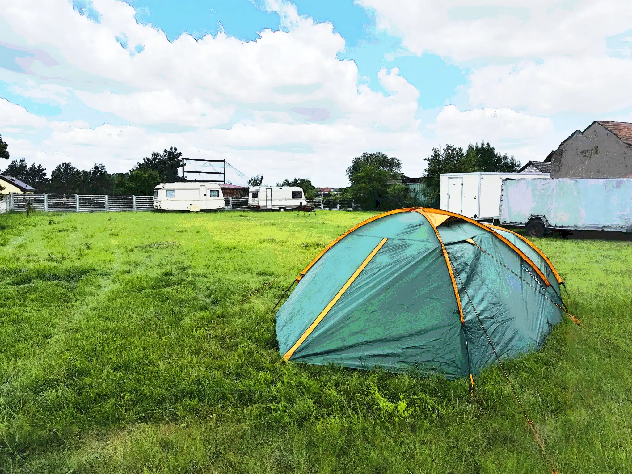 Pole namiotowe w środku wsi
